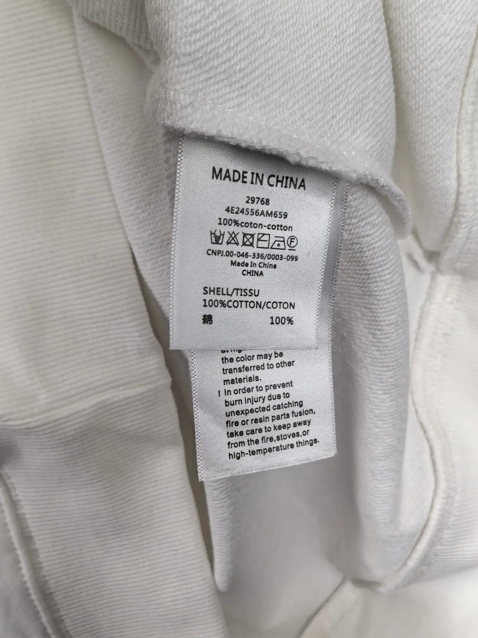 P340 POLO Ralph Lauren 2025 Autumn and Winter New Design Sweatshirt Official website synchronized! This T-shirt combines minimalist design with exquisite details. The oversize trim is reminiscent of Tyrolean dress details, summoning modern new ideas, creating a different conceptual pattern, and injecting rich connotation into the traditional cotton T-shirt. The LOGO on the front graphic webbing is unique and makes the brand more distinguished. It highlights the style of a big brand, sets off the minimalist design style, and reveals the elegance at a glance! As a brand that pursues design and tailoring techniques, the materials used will never disappoint! The body of this shirt is made of Solona cotton blended 400g fabric, which is noble and exquisite. The cotton surface is full, soft and skin-friendly. In short, such a classic style is a must-have for autumn and winter! M-4XL